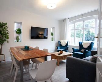 The Safari House - Ultimate Relaxation - Manchester - Dining room