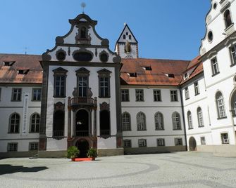 Modern, spacious and quiet vacation apartment with swimming pool, sauna - Füssen - Edificio