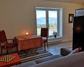 Mountain And Valley View Suite - Creston - Living room