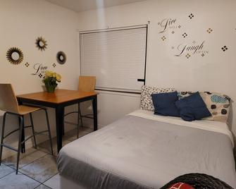 The Yellow Penthouse Llc - North Las Vegas - Bedroom