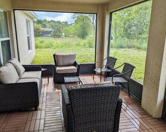 Spacious Family Retreat - Pet Friendly - Vero Beach - Binnenhof