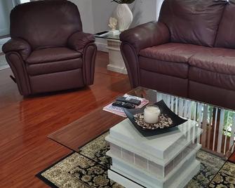Legal Beech Bum Oasis Retreat - Tequesta - Living room