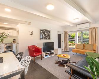 Retro Living - Lush Garden - Christchurch - Living room