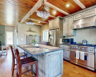 Harpswell Retreat - Harpswell - Kitchen