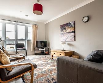 Pass the Keys | Central townhouse with parking and modern finish - Exeter - Living room