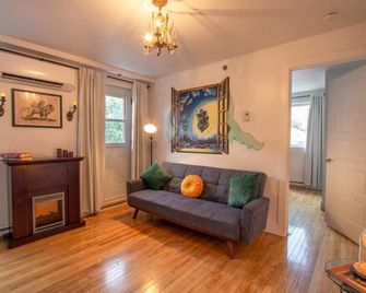 Fiction/Rooftop/Terraces/Plateau/St-Denis/Ac/Tv - Montreal - Living room