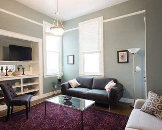 2 bed 1 bath Mission Flat w/ parking & yard - San Francisco - Living room