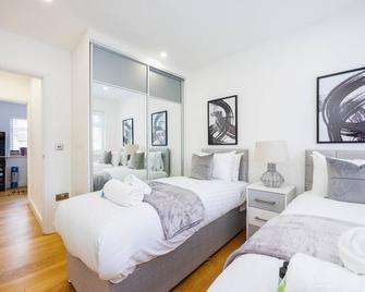 4 Bedroom Home, London, Games Room , Pool Table , Air Hockey Weekly & Monthly Offers with Free Parking - Sidcup - Bedroom