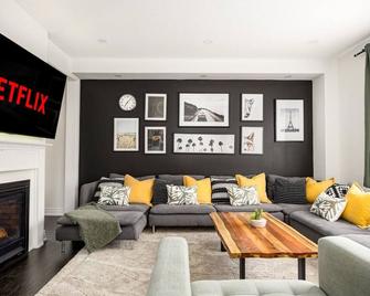 Oshawa Family Haven - Luxury 7BR Villa with Cozy Fireplaces & Hot Tub - Oshawa - Salon
