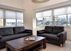Bright and Spacious 2 Bedroom Apartment with Harbour View - 3 - Msida - Living room