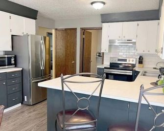 Spacious Home Away From Home! - Bismarck - Cocina