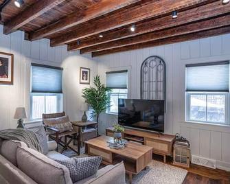 The Hideaway Cottage - Entire Home in Fox Point! - Providence - Wohnzimmer