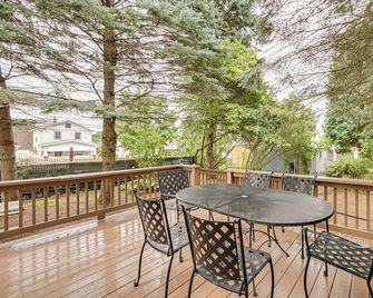 Game Room & Backyard: Modern Altoona Home! - Altoona - Балкон