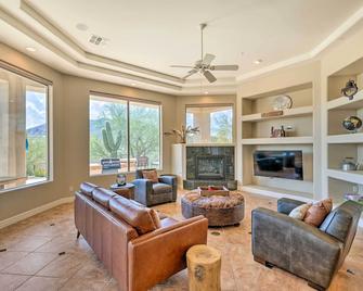 Infinity Pool Stunning Home in Cave Creek! - Cave Creek - Sala de estar