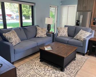 Erie Creek House - sleeps 4 - Salmo - Living room