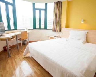 7 Days Inn Chongqing Wanzhouqu Gaosuntang Chongbai Branch - Dazhou - Bedroom