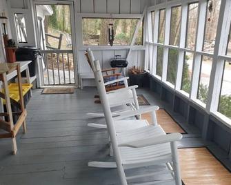 2 Story Rustic Cabin In Beautiful Clayton, Georgia! - Clayton - Balcony