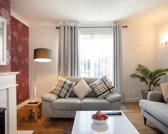 Rawmarsh House, Rotherham for contractors & Families, Spacious, free parking, high speed wifi, etc - Rotherham - Living room