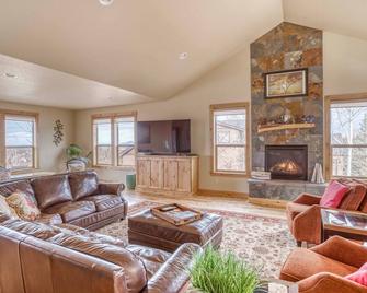 Stunning Mountain Views-Private Hot Tub-Dog-Friendly - Terrebonne - Living room