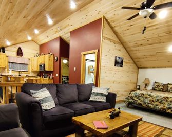 New construction 17 miles to YNP, garage, WIFI, AC, outdoor barbecue grill - Island Park - Living room