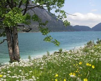 Apartment on Lake Walchensee, WiFi, with its own lake property + car parking space - Kochel am See - Strand
