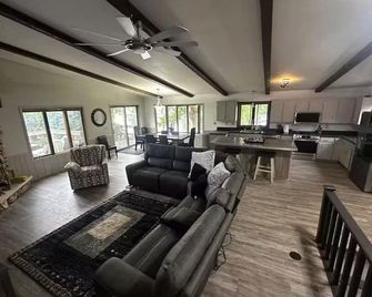 Okauchee Lake Home with Over 100 Feet of Frontage - Oconomowoc - Obývací pokoj