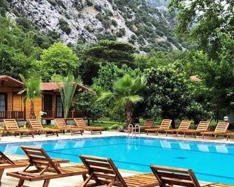 Dolunay Apart Otel - צ'יראלי - בריכה