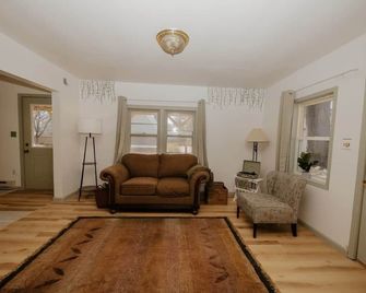 Walk to Cafe & Mall, One Mile to Dordt, Dog Theme - Sioux Center