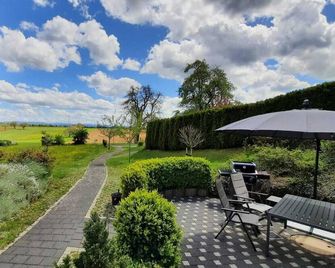Ruhige und Sonnige Ferienwohnung mit Eigener Terrasse und Aussicht in die Natur - Sulz am Neckar - Patio