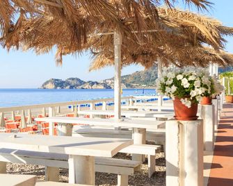 Hotel Olimpo le Terrazze - Letojanni - Strand