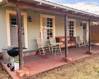 The Starlight at Casa Hermosa, Gaze At Sleeping Lion Mountain From Your Porch! - Fort Davis - Binnenhof