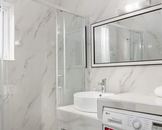 The Cottage South Escape with beach front pool - Plimmiri - חדר רחצה