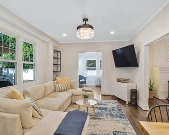 NEW Charming Historic Home .75mile to Navy Stadium, 1mile to USNA and Downtown - Annapolis - Living room