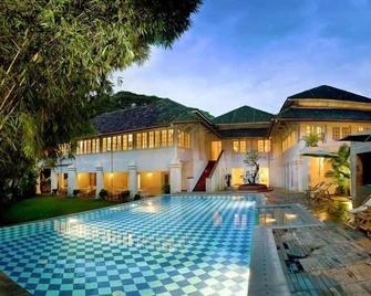 Neemrana's- Tower House - קוצ'י - בריכה