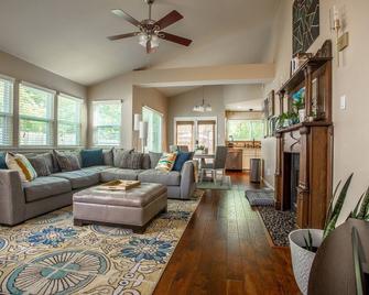 Discerning Ranch-Style Home with Grassy Backyard - McNeil - Sala de estar