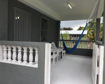 Newly renovated house 1/4 Mile from the Caribean Sea on 10 acres of tropical - Corozal - Balcony
