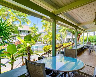 Clean & comfortable studio in the heart of Kailua Kona with pool, hot tub & AC - Kailua-Kona - Restaurant