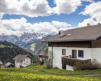 Idyllic Apartment 'Confolia 3' with Mountain View, Garden & Wi-Fi - La Valle/Wengen - Budova