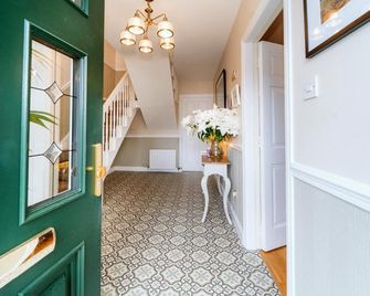 Plougastel House B&B - Westport - Hallway