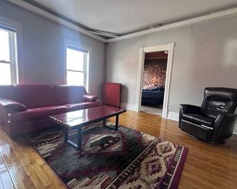 Fun 2-bedroom downtown 2nd floor loft style apartment with WiFi and theater room - Virginia - Sala de estar