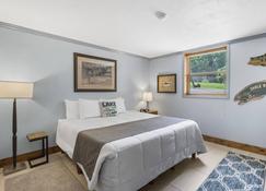 Water's Edge Greets You, Ground-Level Suite, Dog Friendly! - Hollister - Bedroom