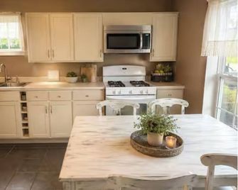 Cottage & Den on a Working WI Wedding Venue - Sparta - Keuken