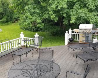 Special lovely home for wedding, shopping, hiking, golfing, skiing and reunions - Manchester - Patio