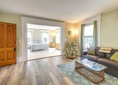 Kennebunk Apartment with Local Beach Access! - Kennebunk - Living room