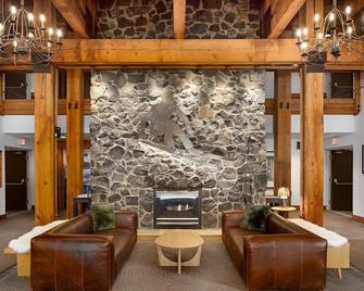 Tantalus Resort Lodge - Whistler - Living room