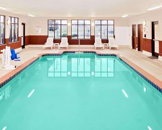 Baymont by Wyndham St. Joseph/Stevensville - Stevensville - Bazén