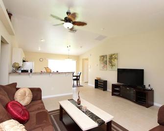 Villa Susan - Cozy Home in Central Location - Lehigh Acres - Living room