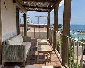 King suite with stunning views of the sunset, beach, and scenic surrounding. - San Agustinillo - Balcony