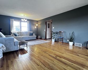 Modern Farm Stay Sauna/Cold Plunge-Gov Dodge St Park -Driftless Wellness Retreat - Dodgeville - Wohnzimmer