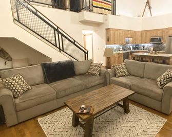 Spacious Condo Getaway, Steps from Ski Slopes, Town and Entertainment - Government Camp - Sala de estar